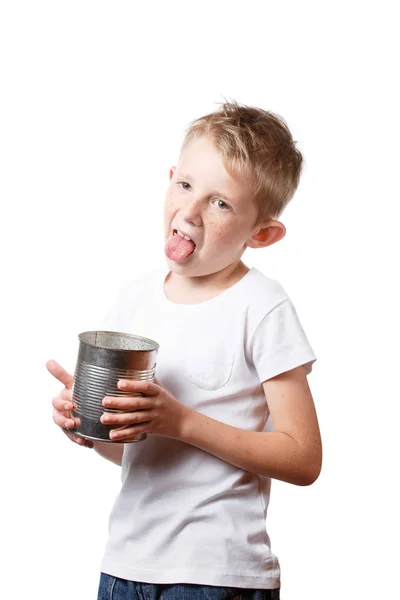 A gyerek konzervdobozból eszik, az éhező fiú enni akar. — Stock Fotó
