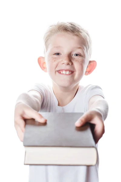 Kleine jongen geeft een boek, portret op geïsoleerde witte achtergrond — Stockfoto