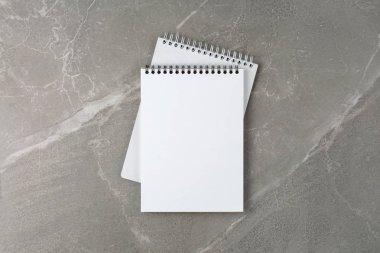 Defter mermer masanın üstünde.