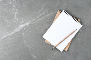 Defter mermer masanın üstünde.