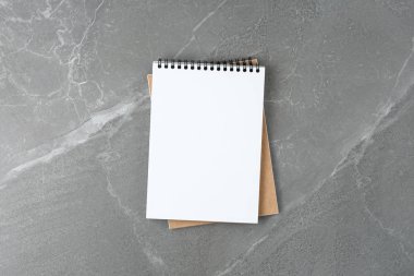 Defter mermer masanın üstünde.