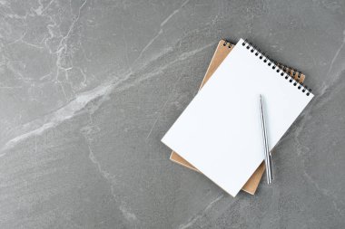 Defter mermer masanın üstünde.