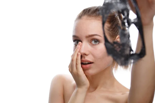 Flicka tar av kosmetisk mask från hennes ansikte — Stockfoto