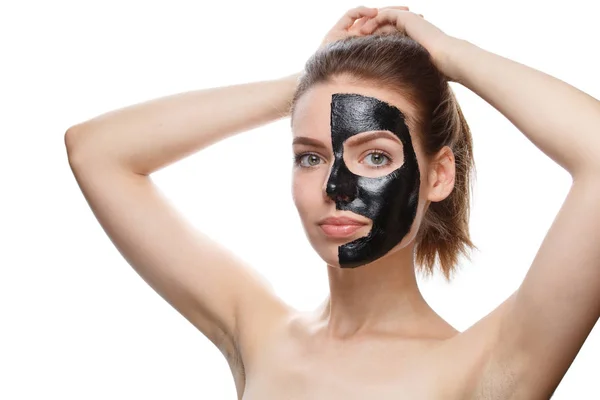 Meisje met zwart cosmetisch masker op gezicht — Stockfoto