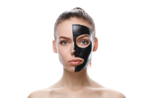 Flicka med svart kosmetisk mask i ansiktet — Stockfoto