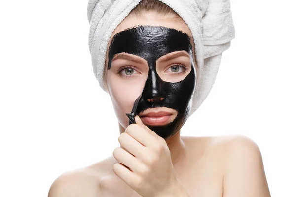 Dziewczyna zdejmuje maskę kosmetyczną z jej twarzy — Zdjęcie stockowe