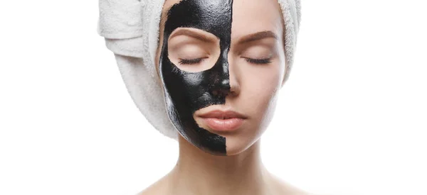 Meisje met zwart cosmetisch masker op gezicht — Stockfoto