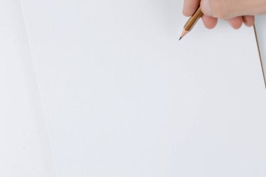 Ellerindeki not defteri beyaz arka plan görünümünde