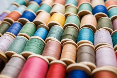 Renkli iplik ruloları, yakın çekim ve üst görünüm.