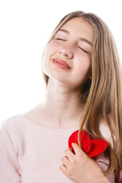 Chica con corazón rojo en manos aisladas sobre fondo blanco . — Foto de Stock