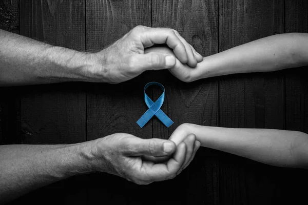 Nastro cancro alla prostata, concetto di cancro al colon, nastro blu symbol.black e bianco . — Foto Stock