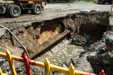 Asfalt arızalandı ve Ukrayna 'da onarımlar devam ediyor.