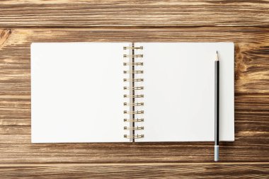 Tahta üzerinde boş çarşaflar olan defter.