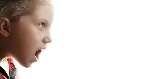 Retrato de cerca de una niña gritando en voz alta. foto ancha — Foto de Stock