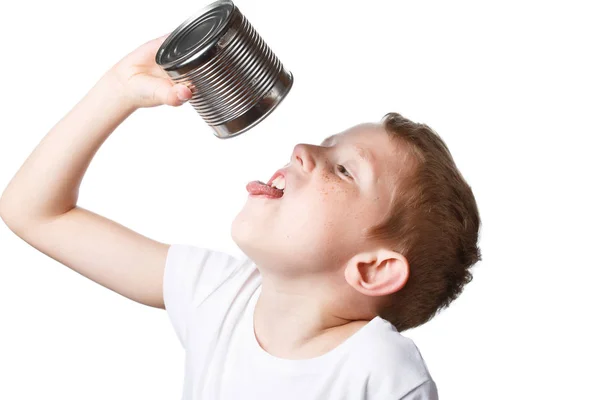 子供は缶から食べてお腹を空かせ — ストック写真