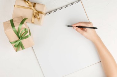 Masada hediyelerle birlikte tebrik mektubu..