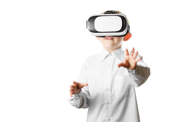 ребенок в маске виртуальной реальности изолирован на белом фоне
