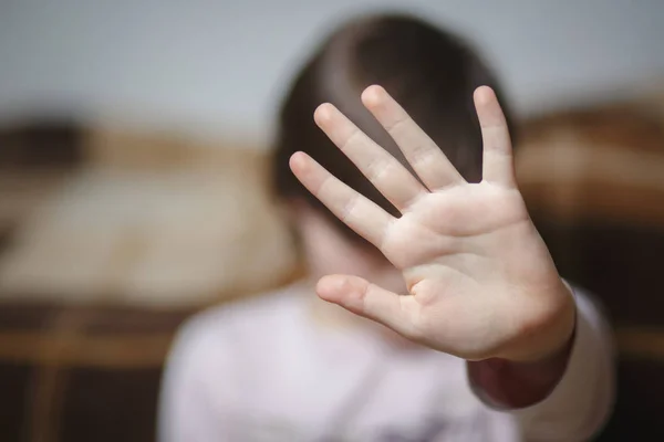 Çocuğun elini durdurun, ayrımcılık işareti veya şiddet karşıtı sembol