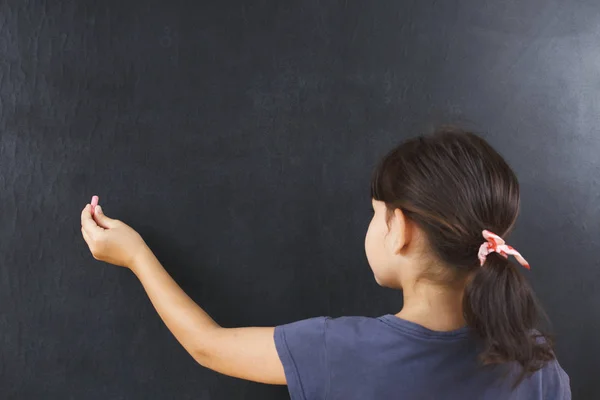 Bambina sta scrivendo gesso su una lavagna — Foto Stock