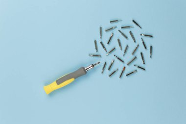 tornavida üzerinde dağınık memeler ile ana tablo