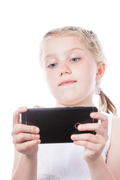 10代の少女が携帯電話のソーシャルネットワークで — ストック写真