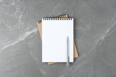 Defter mermer masanın üstünde.