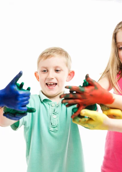 A gyerekek kézzel festenek az asztalon. — Stock Fotó