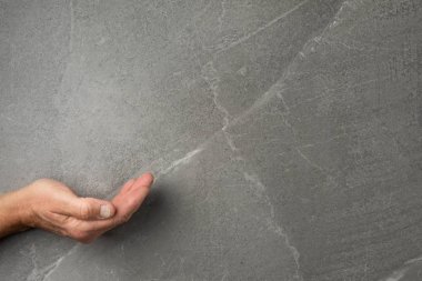 Yaşlı erkek eli avucunun içi boş. 