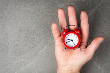 Üst görüntüde kırmızı alarm saati