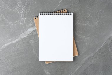 Defter mermer masanın üstünde.