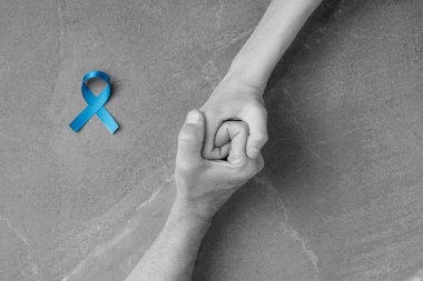 Mavi kurdeleyi düz tutan eller