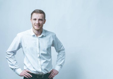 Beyaz tişörtlü adam