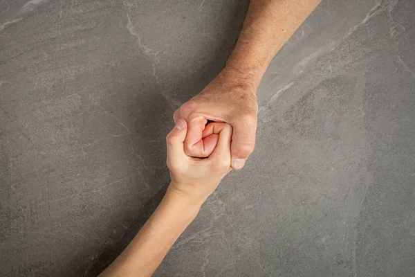 Les mains d'adulte tenant les mains d'enfant — Photo