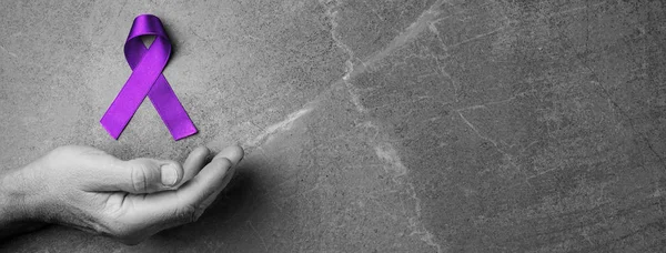 Eller mor kurdeleleri üst görüntüde tutuyor.