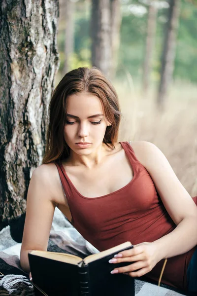 Mujer leer en la naturaleza bajo el árbol — Foto de Stock