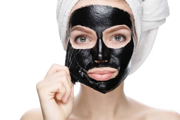 Dívka sundá kosmetickou masku z obličeje — Stock fotografie