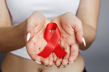 Kırmızı AIDS bilinçlendirme şerit tutan eller