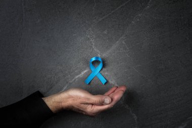 Mavi kurdeleyi düz tutan eller