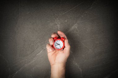 Üst görüntüde kırmızı alarm saati
