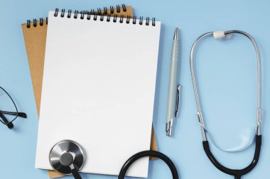 Stetoskop tıp kavramı mavi bir masada