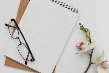 Hediye ve kalem ile beyaz masa üstünde defter