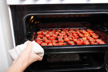 Baharatlı fırında kızartılmış domates.