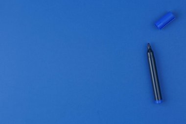 Mavi masa üst görünümünde mavi işaret