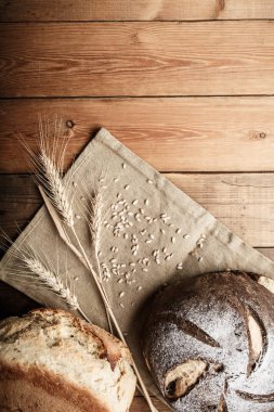 Unlu ve tahıllı ev yapımı ekmek.