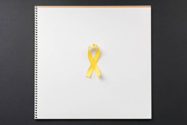 Not defterinde sarı kanser kurdelesi