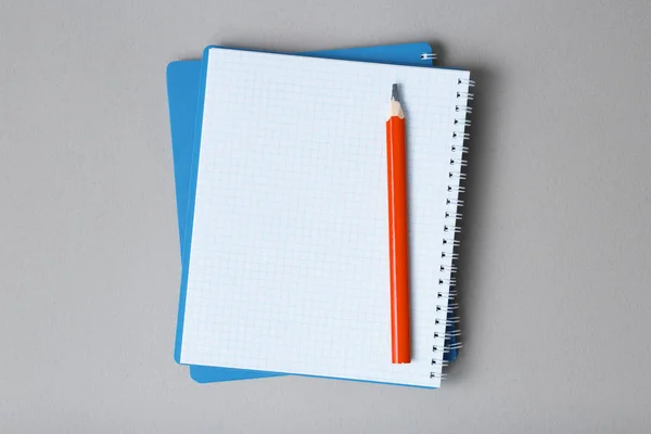 Notatnik z ołówkiem na szarym tle — Zdjęcie stockowe