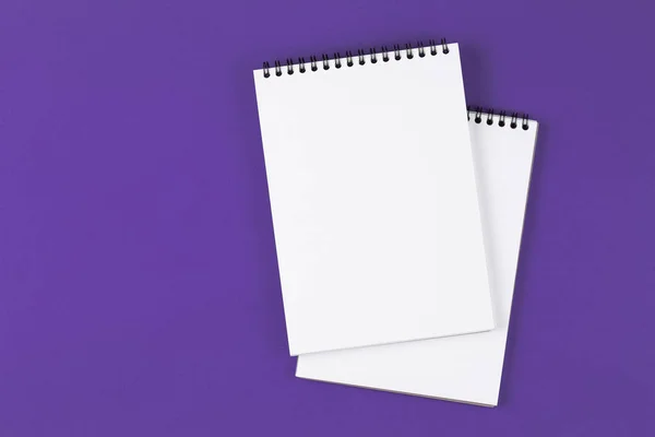在紫色背景上打开笔记本 — 图库照片