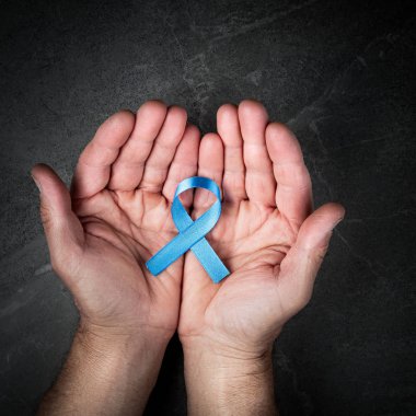 Mavi kurdeleyi düz tutan eller