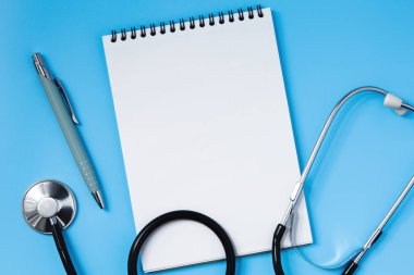 Stetoskop tıp kavramı mavi bir masada
