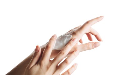 Güzel kadınlar ellerini izole eder, krem sürer.